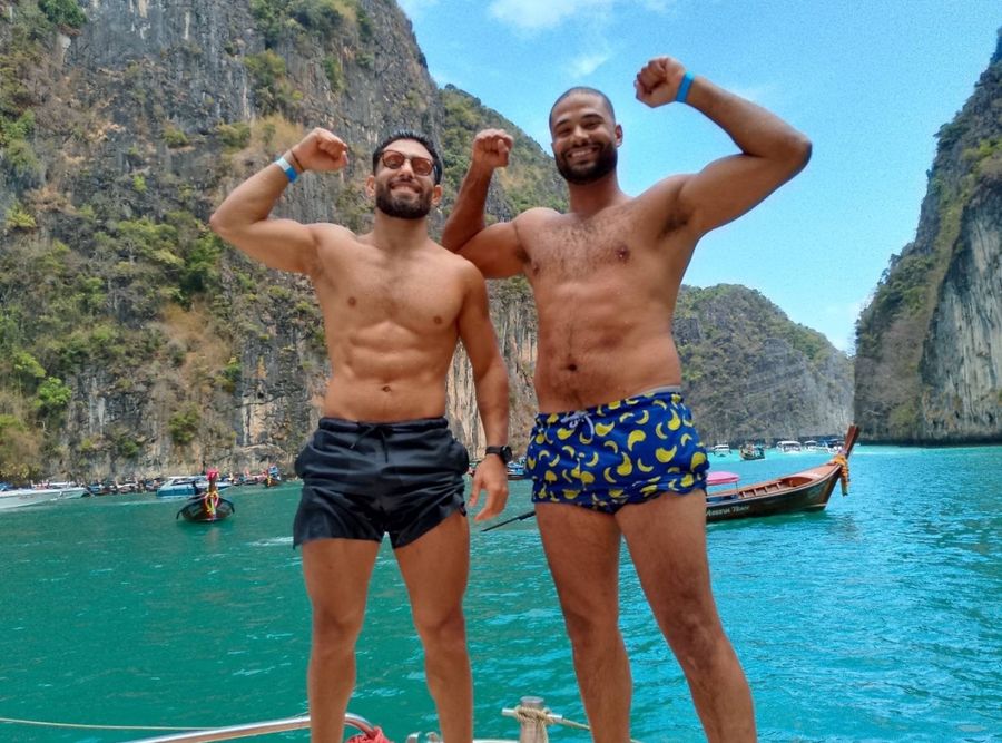 Two guests on a boat in the lagoon